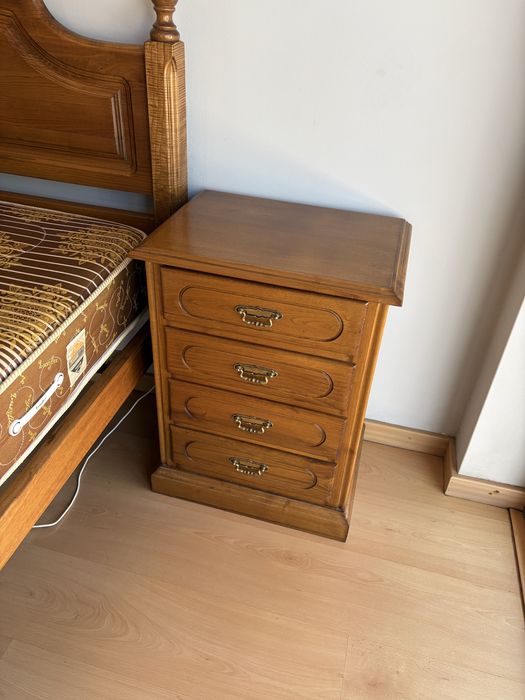 cama + estrado + colchão + 2x mesa de cabeçeira em pinho maciso