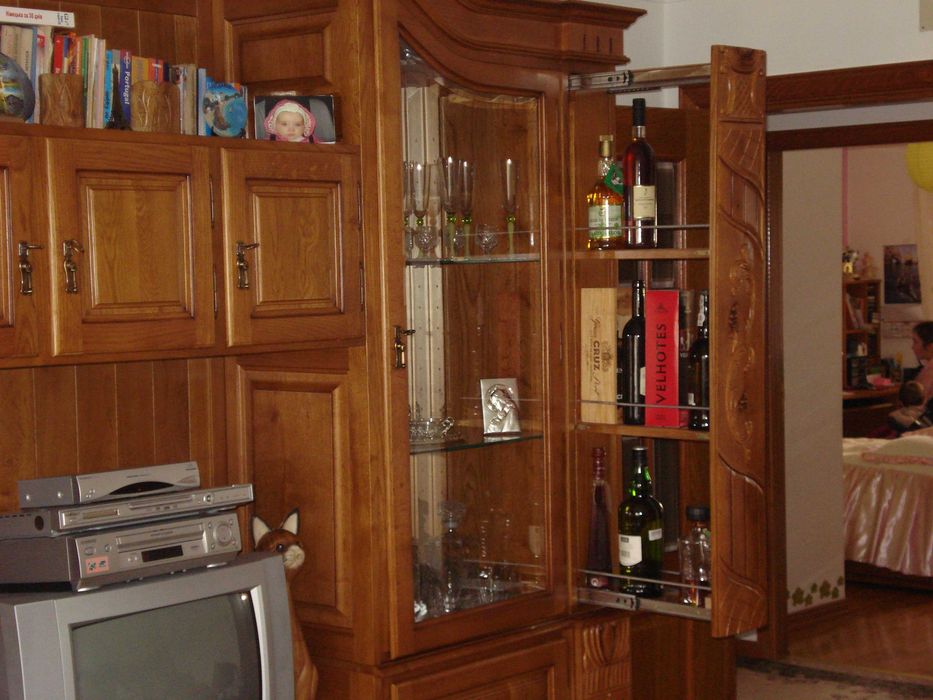 Movel de sala, em carvalho macico,  com bar /garrafeira