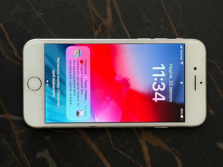 iPhone 8  64 ГБ.