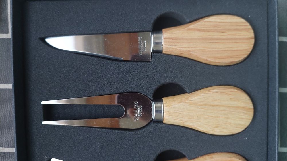 Conjunto de facas para queijo  e uma tábua de corte