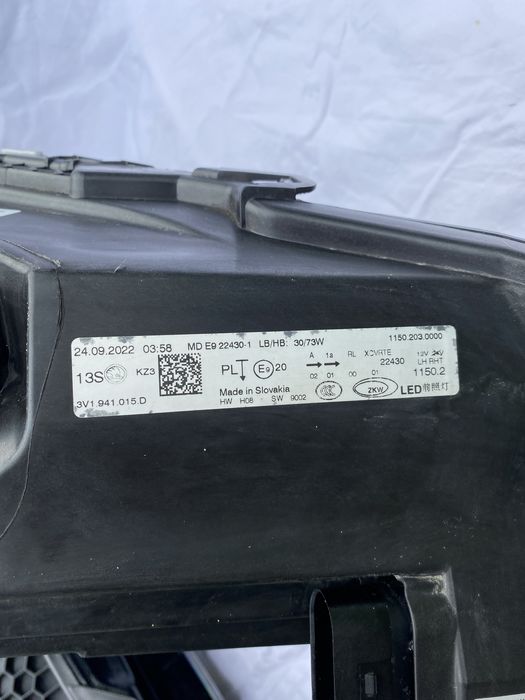 Фара Škoda Superb