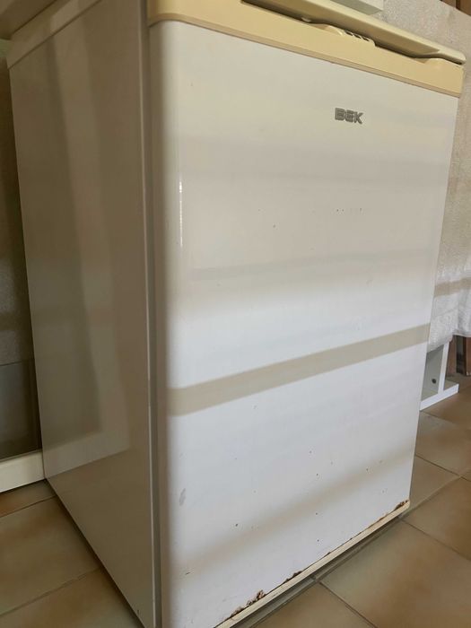 Congelador Vertical BEKO – A funcionar (Ideal para Garagem ou Peças)
