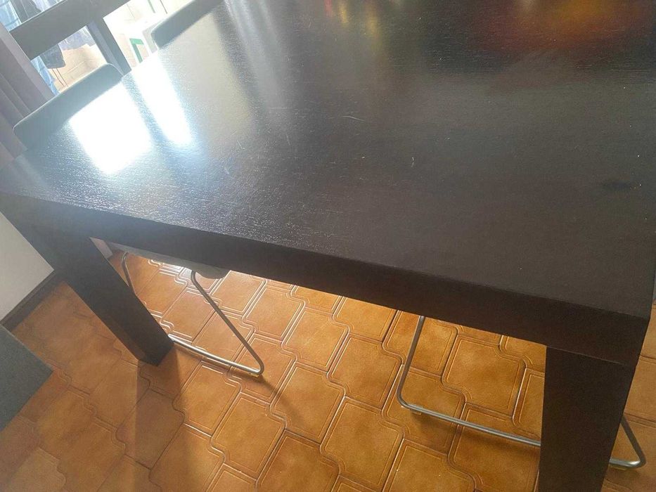 Mesa em madeira wengue e cadeiras