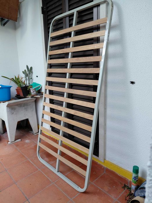 Estrado para Cama em Metal e Madeira