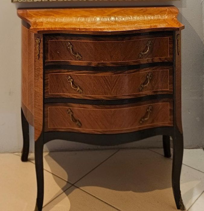 Stylowy stolik konsola z 3 szufladami.