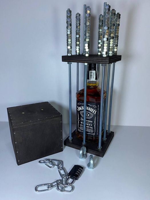 Сейф для бутылки / Бутылка в клетке