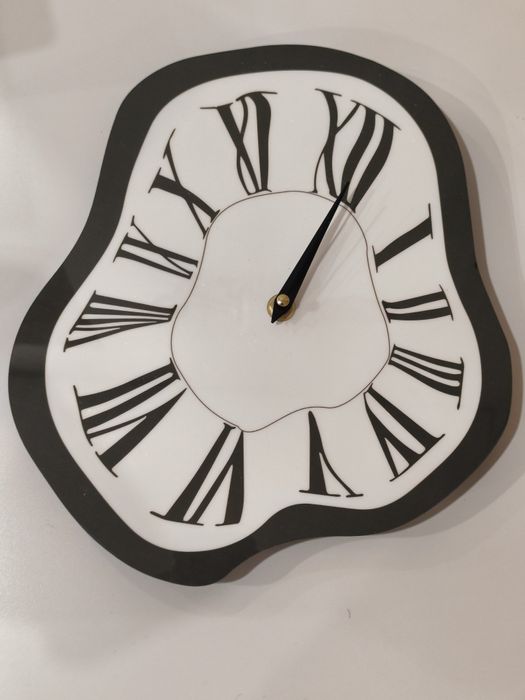 Relógio Decorativo de Parede Moderno com Design Derretido