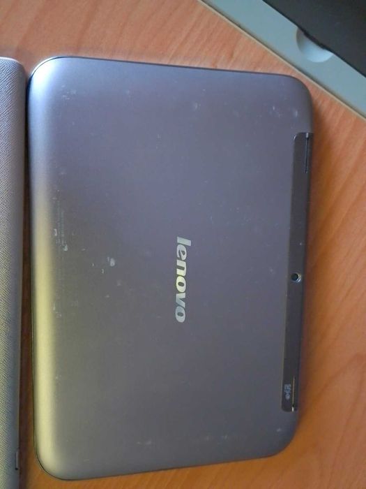 ноутбук-планшет Asus T200TA та два планшета Asus та Lenovo