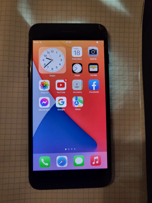 iPhone 8 plus . Obudowa pęknięta