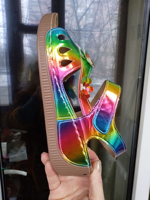 Яркие оригинальные лёгкие босоножки