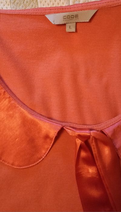 2 Blusas, 1 branca de algodão tipo túnica, outra laranja, ambas cavas