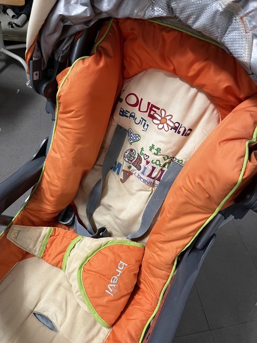 Carrinho de bebe e cadeira para a mesa