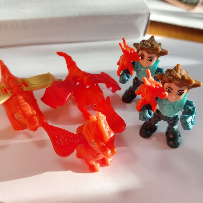 Kinder іграшки різні, новорічні серії 2024,2023