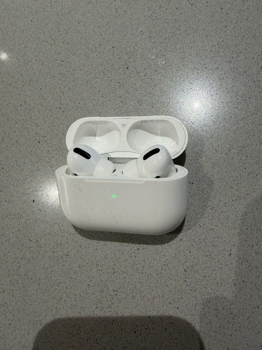 AirPods Pro 1  // 2022