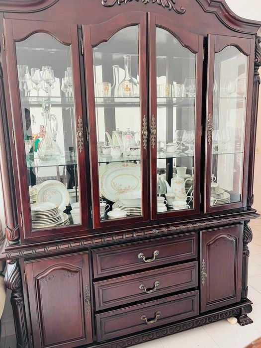 Vendo Mobília de Sala de Jantar Completa em madeira maciça (Antiga / Estilo Clássico)