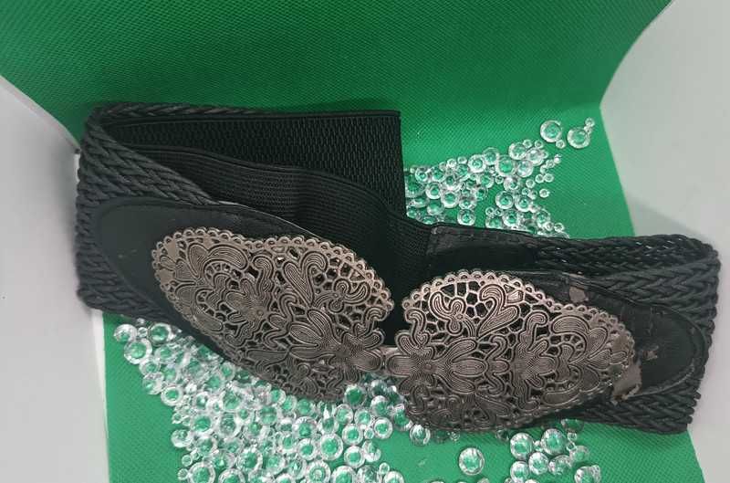 Pasek damski czarny elastyczny z metalową ozdobą – skrzydła, 75 cm