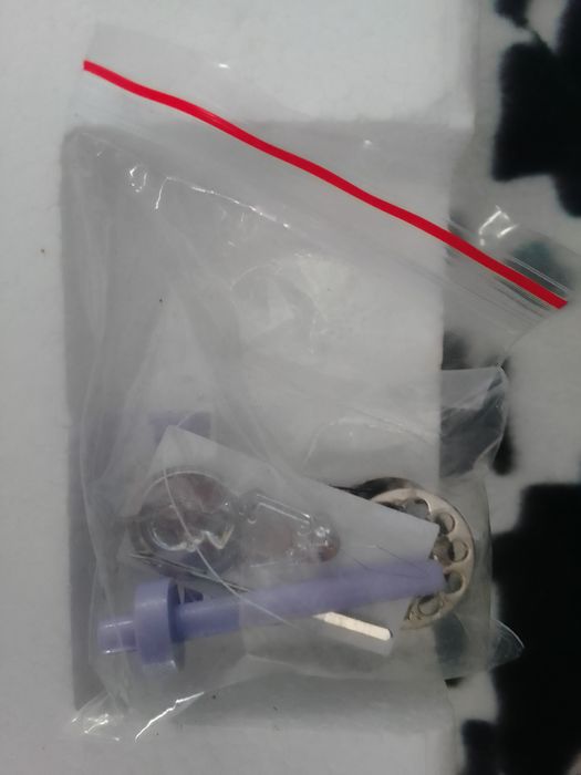 Maquina de costura manual nova em caixa  foto brevemente