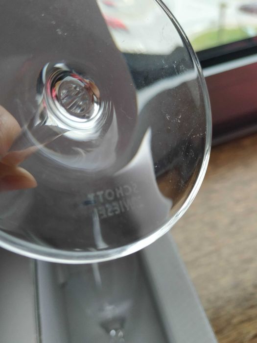 Copos de champanhe e vinho branco em caixa original