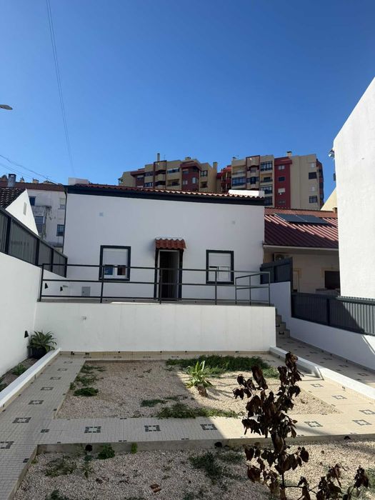 MORADIA V2 REMODELADA com sótão terraço e jardim