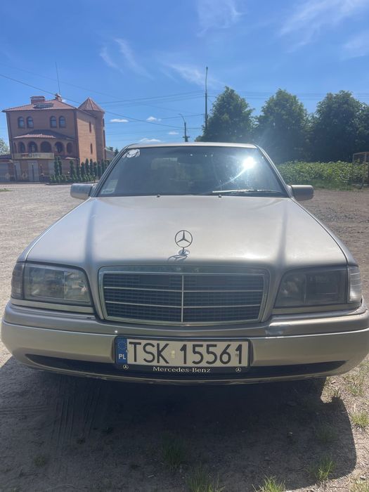 Автомобіль Mercedes-Bens