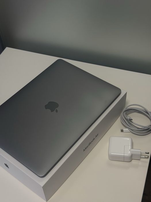 Продам MacBook Air 13” M1, Space Gray. Стан ідеальний! Чохол + плівка. АКБ 88%