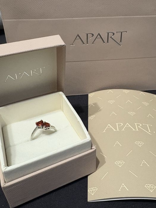 srebrny pierścionek z cyrkoniami