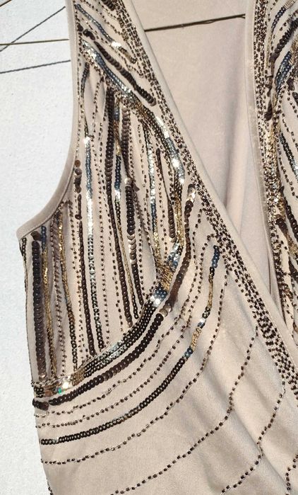 Красивая замшевая жилетка расшитая бисером