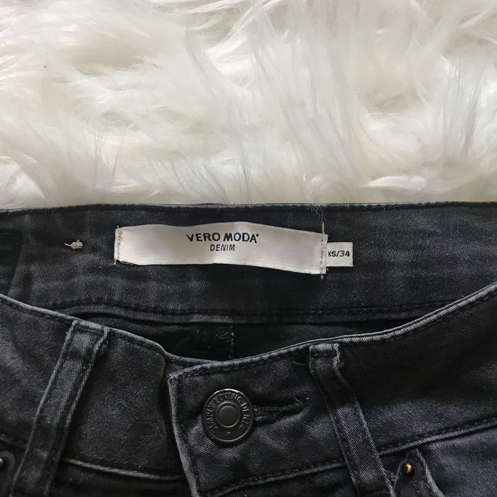 czarne jeansowe spodnie Vero Moda