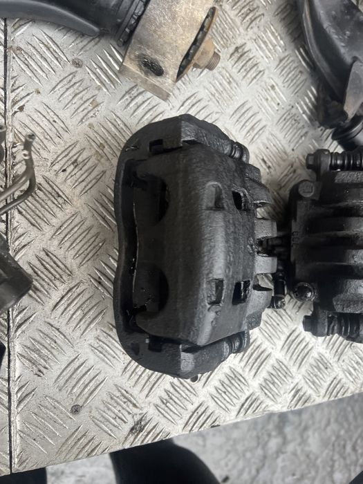 Передний суппорт Субару форестер 04год subaru forester