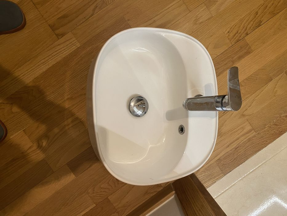 Lavatório de pousar com torneira
