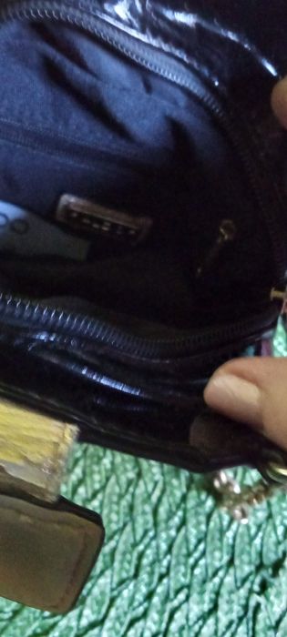 Malutka torebeczka z łańcuszkiem.