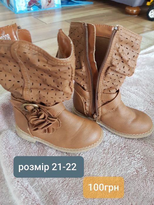Дитяче взуття різного розміру