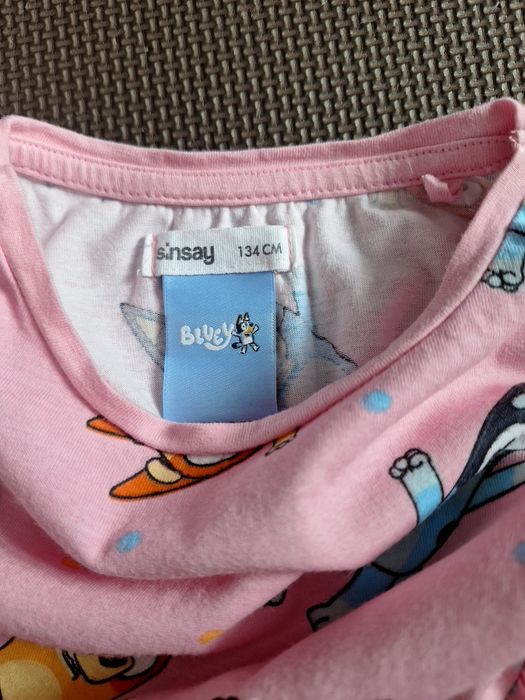 Sukienka Sinsey 134 z motywem Bluey różowa