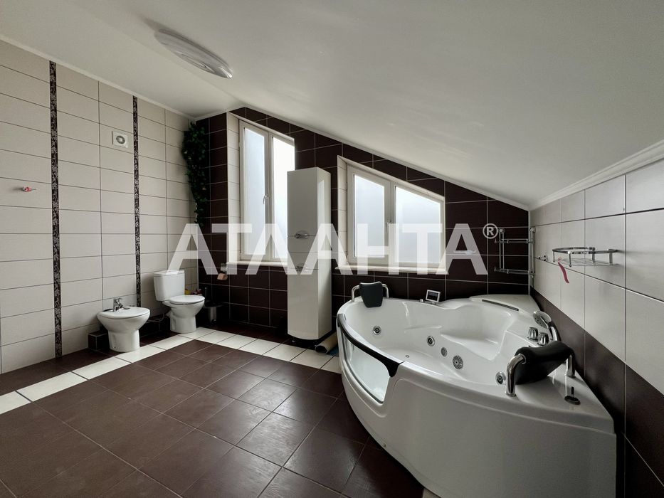 Дом с бассейном в Даче Ковалевского.