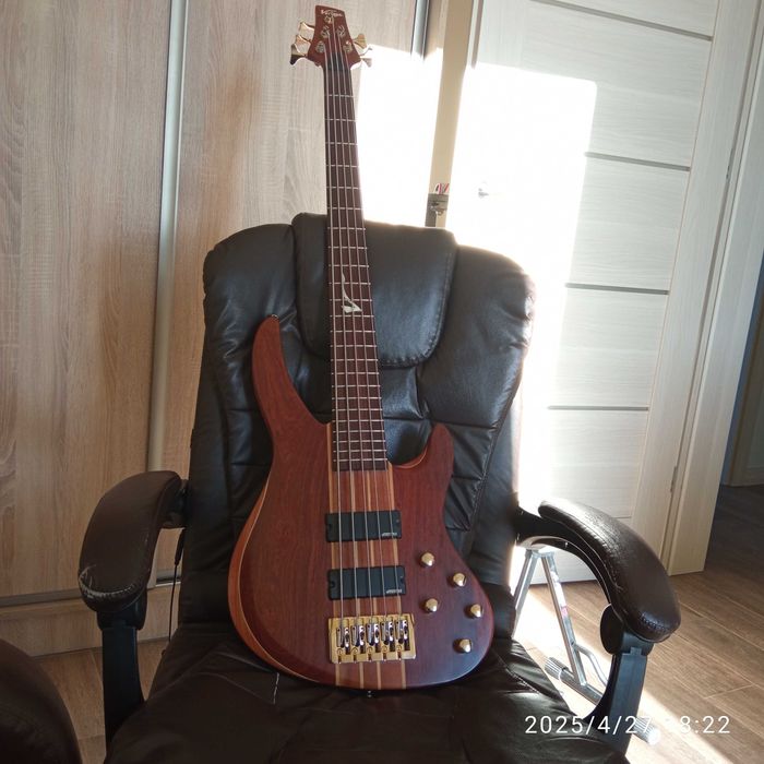 gitara basowa Vintage  aktywna  5 strun