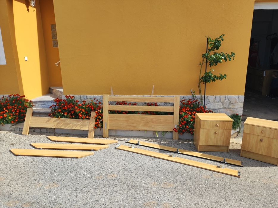 Conjunto cama + 2 mesas cabeceira + cómoda + espelho + secretária