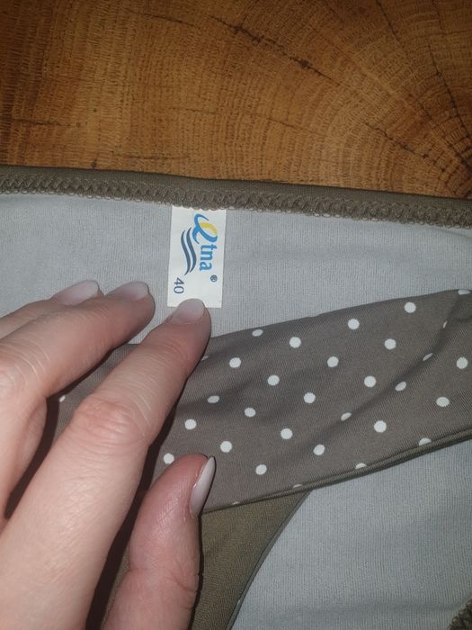 Dół majtki bikini z ozdobnymi wycieciami na biodrach 40