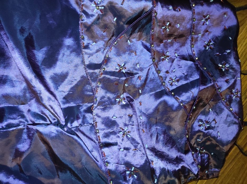 Suknią  z jedwabiu i tafty 38