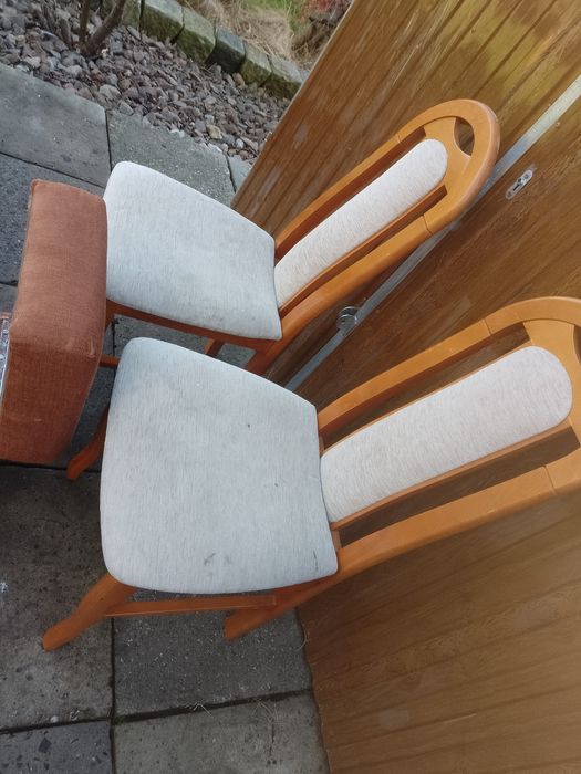 Sprzedam cztery drewniane krzesła plus dwa gratis.