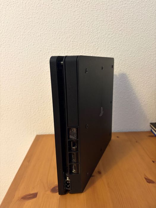 PS4 Slim 1TB + 3 Jogos (Pronta a Jogar - 99€)