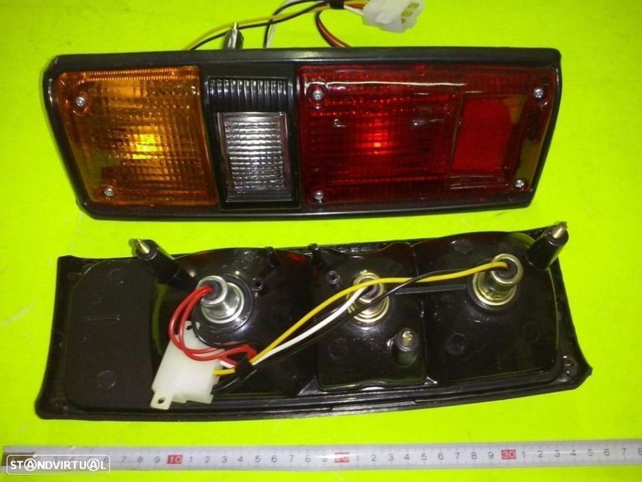 Farolins trás Toyota Hilux LN40 Hiace LH11 (Novos)