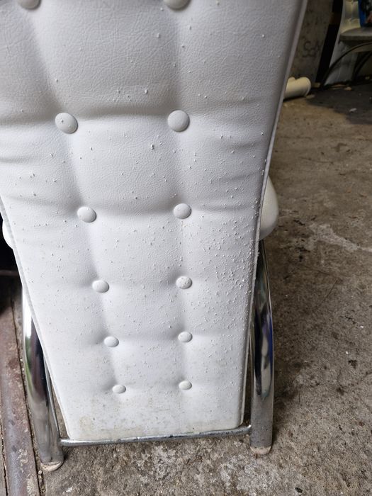 4 krzesła białe stołowe uszkodzona tapicerka