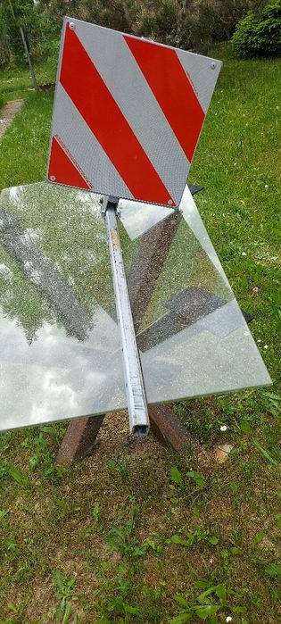 Tablica ostrzedawcza ładunku oraz pachołek