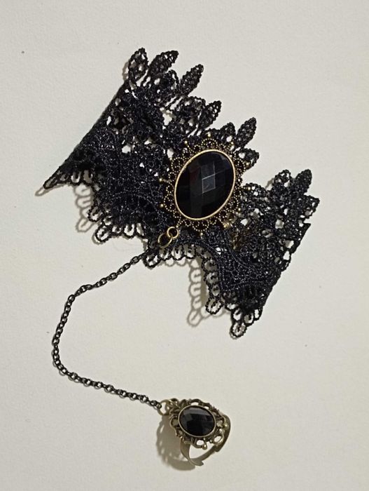 Bransoleta koronkowa z pierścieniem