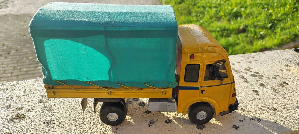 Fourgon Renault em chapa