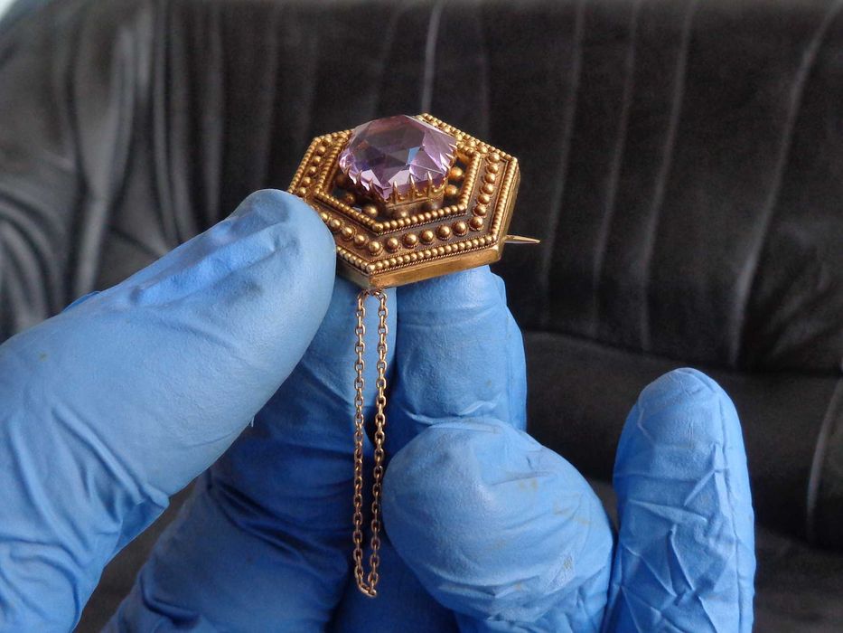 Broszka złota z ametystem