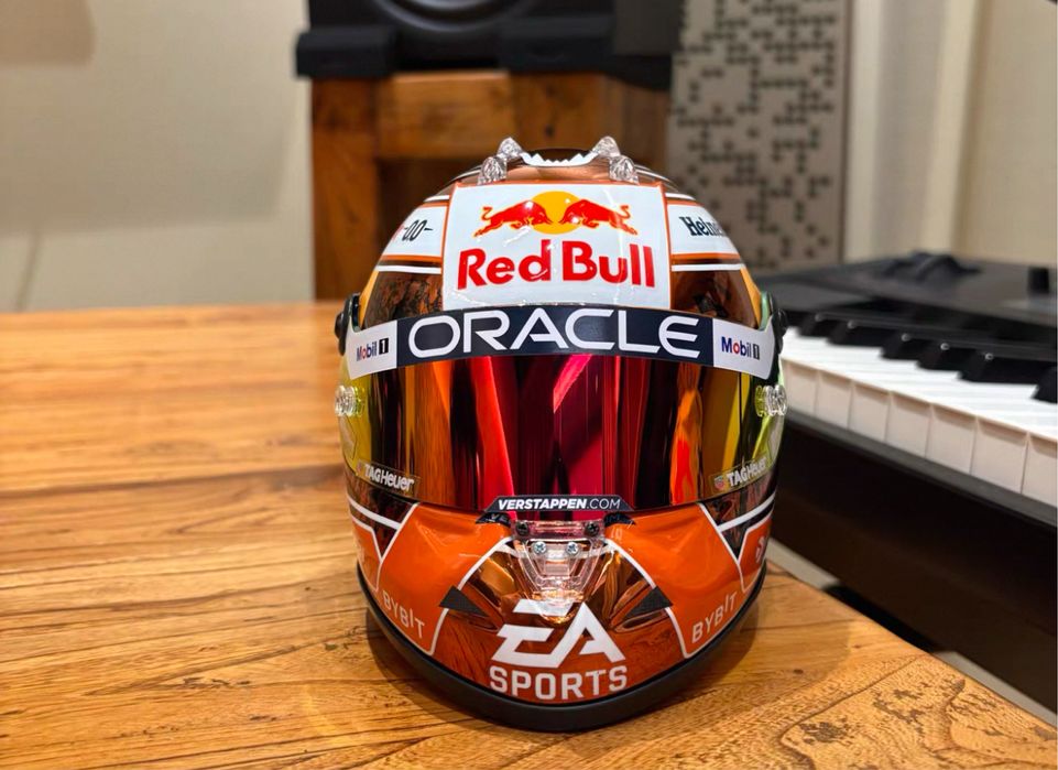 Capacete F1 Max Versttappen tamanho 1:2, para expositor