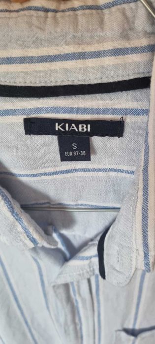 Camisa manga comprida e punhos com botões. Marca Kiavi