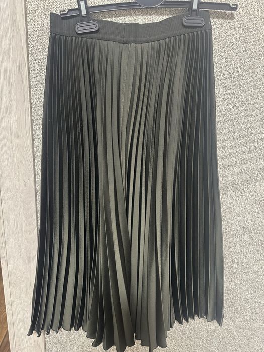 Спідниця темно зелена в складку H&M