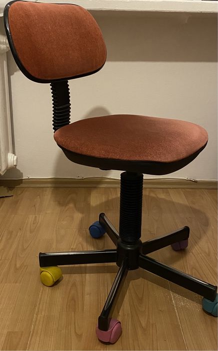 Fotel do biurka na kolorowych kółkach